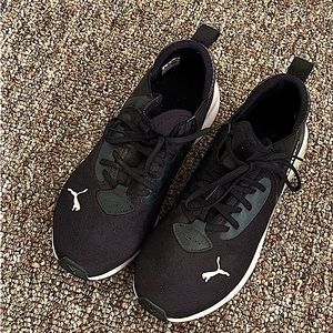 Size 10 woman Pumas. Bought for $150 barely worn only asking $40-$50